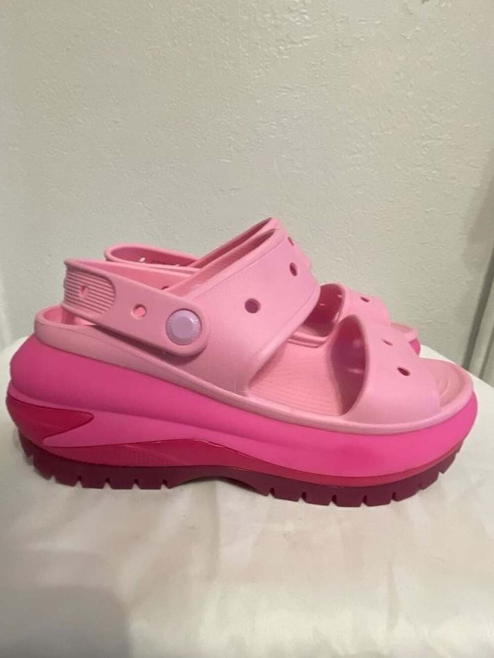 Crocs Classic Mega Crush Sandal Size W7 Pink
Y2K
Chunky
Platform